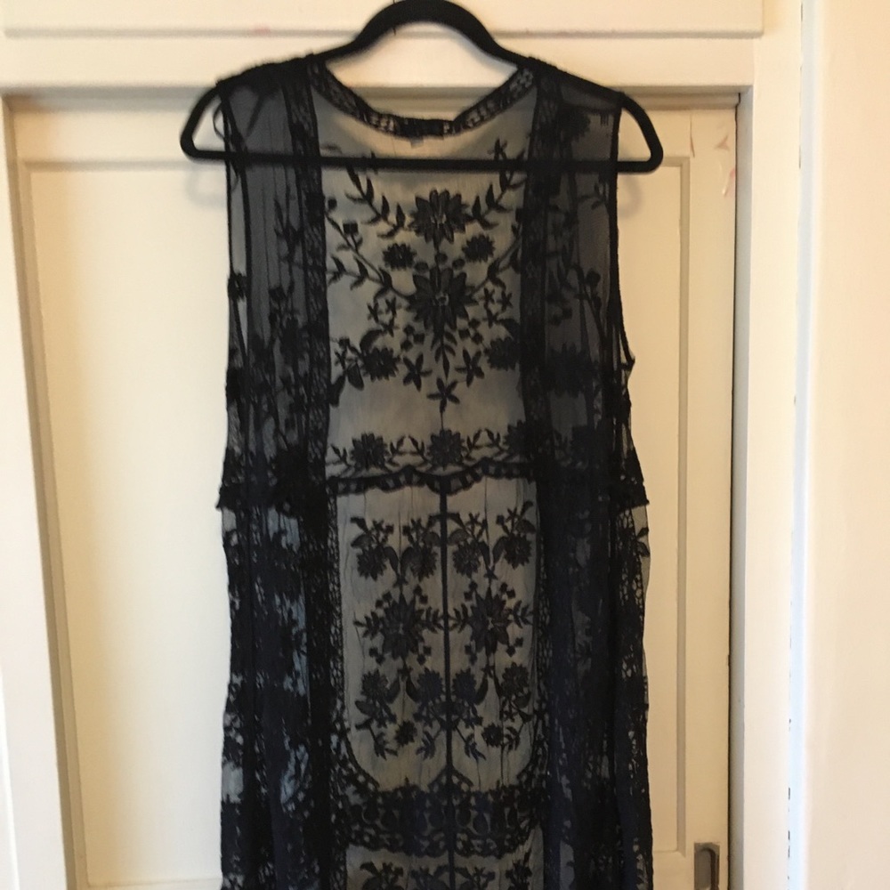 NWOT- sleeveless vest/shrug